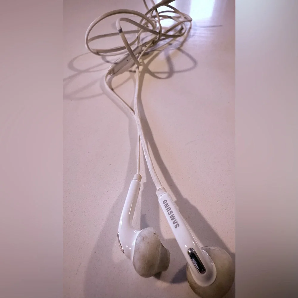 Samsung White Galaxy Earbud Headphones